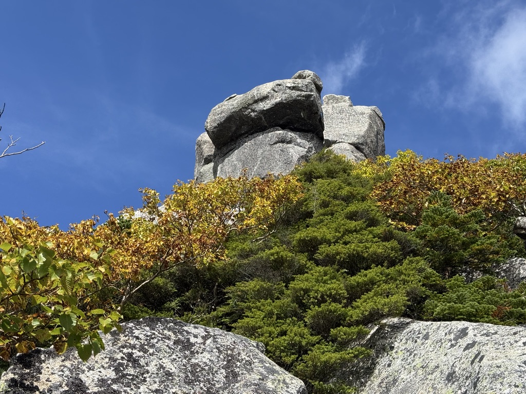 ここまできたらもうすぐ！右に回り込んで行きます（金峰山　山頂直下で撮影）