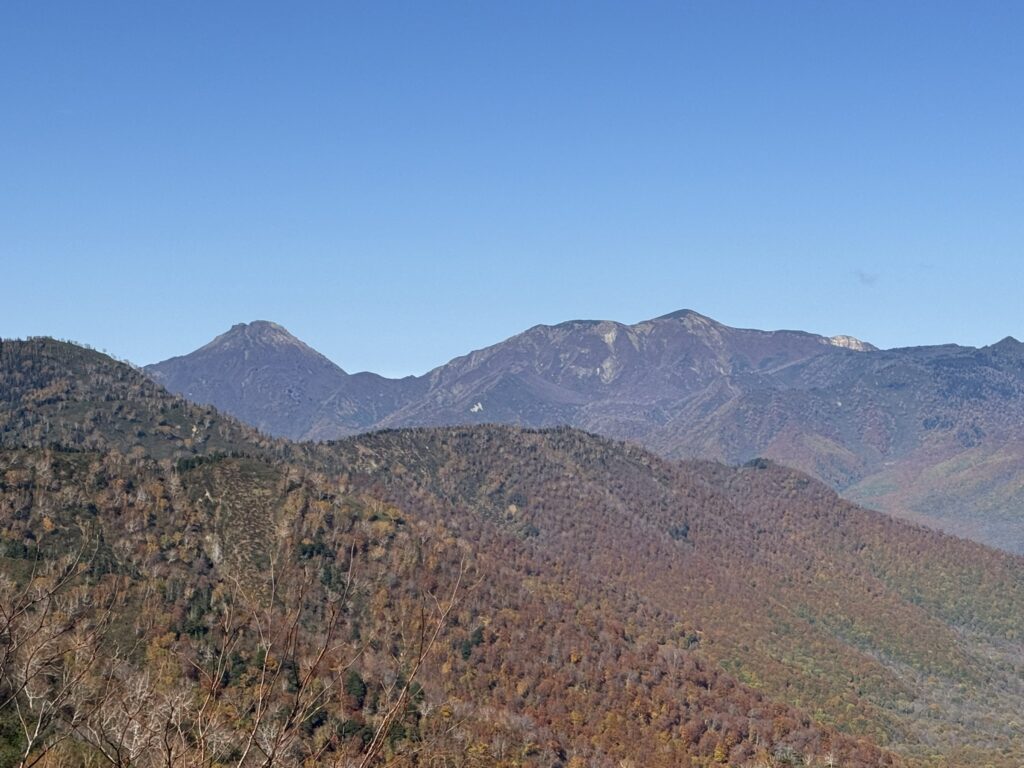 焼山(左)と火打山(六弥勒から高妻山山頂の間で撮影)