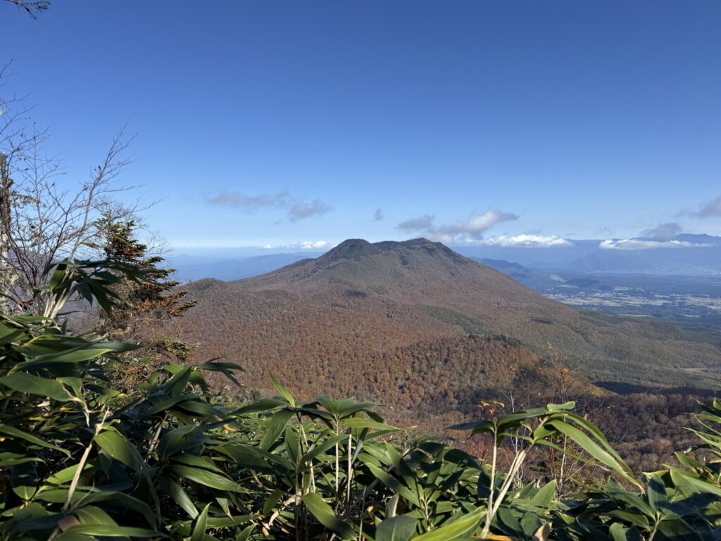 黒姫山 紅葉がオレンジ色のスカートのよう(六弥勒から高妻山山頂の間で撮影)