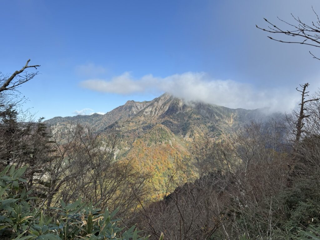 高妻山は雲隠れ(戸隠山山頂で撮影)