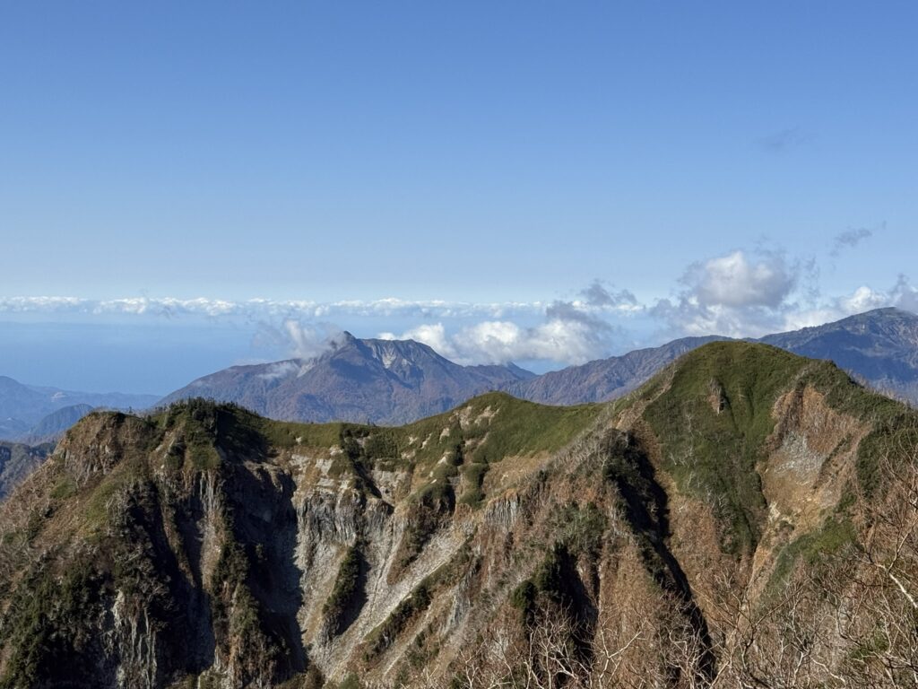 雨飾山がよく見える(高妻山山頂で撮影)