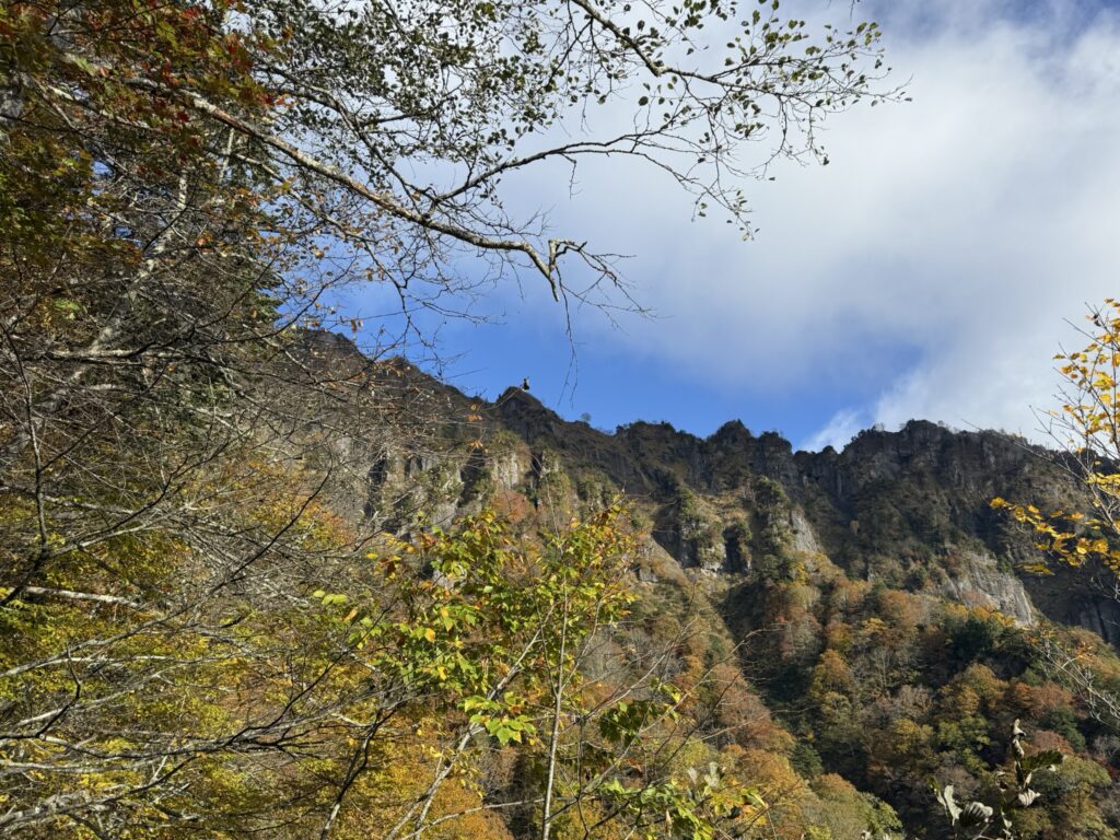 青い空、紅葉、ギザギザ稜線(戸隠山登山道入口から蟻の塔渡りの間で撮影)