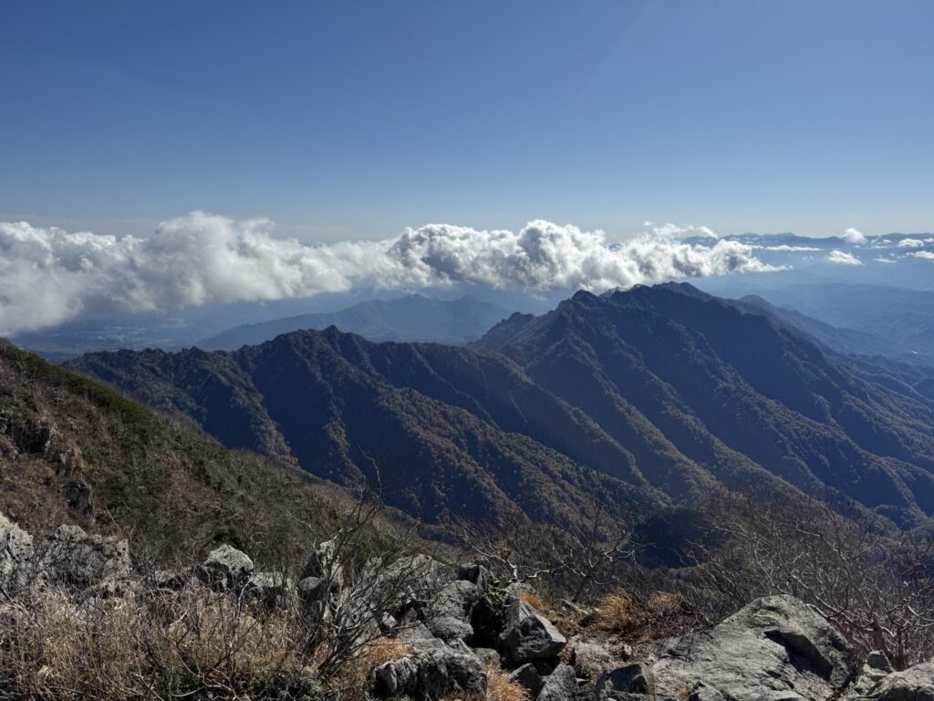 戸隠山(右)や九頭龍山など登ってきた山がバッチリ(高妻山山頂で撮影)