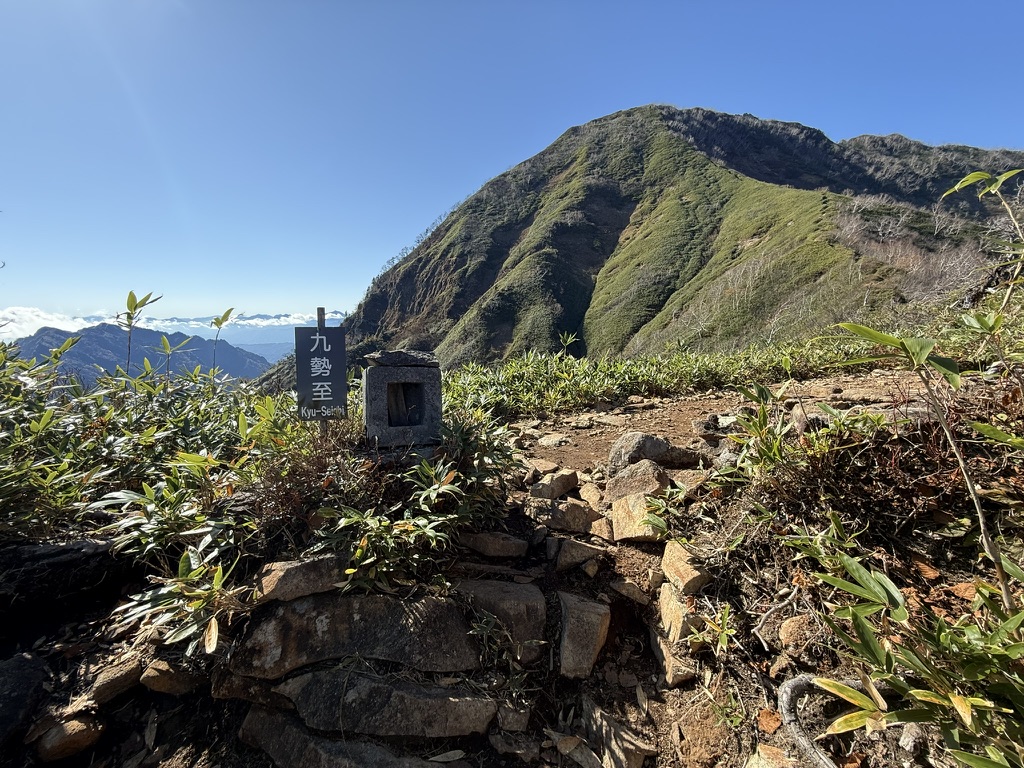 山頂手前の九勢至から望む高妻山(五地蔵山と高妻山山頂の間で撮影)