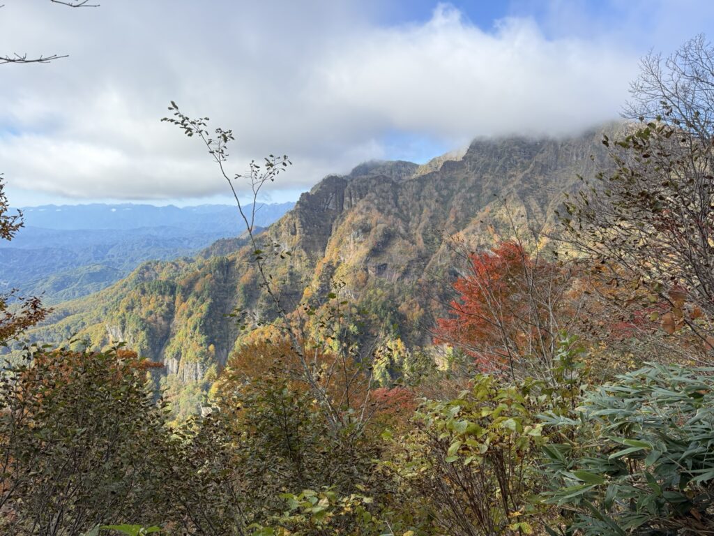 バリエーションルートの西岳方面 紅葉ヤバい(戸隠山登山道で撮影)