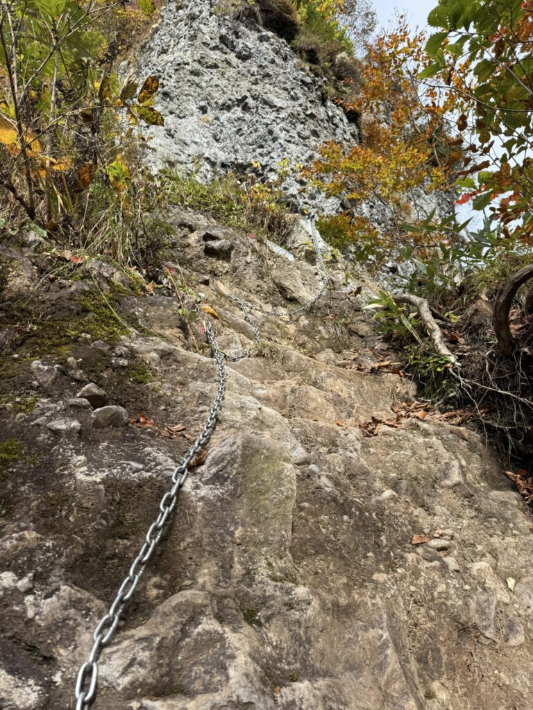 この辺りから鎖ばっかり😮💨(戸隠山登山道入口から蟻の塔渡りの間で撮影)