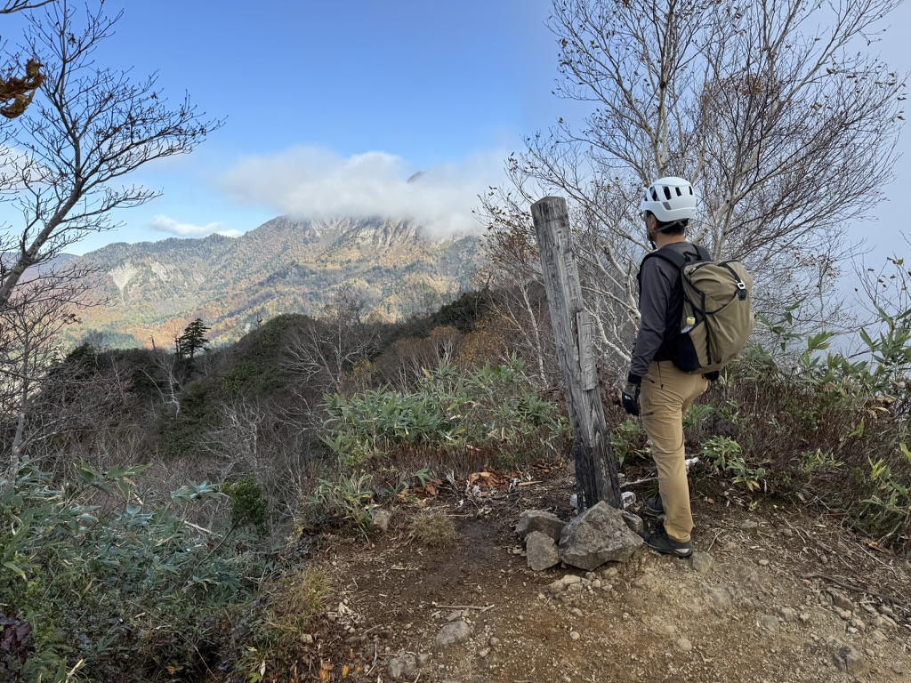 ヘルメット必携です!(戸隠山山頂で撮影)