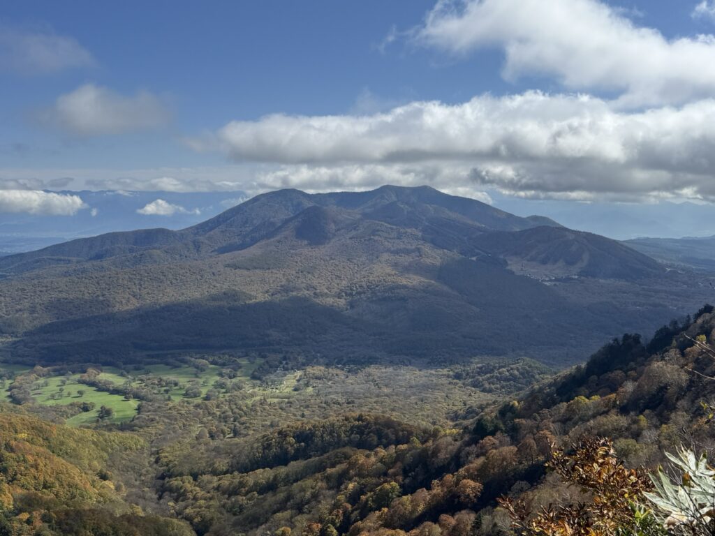 凸凹の飯縄山(一不動から五地蔵山の間で撮影)