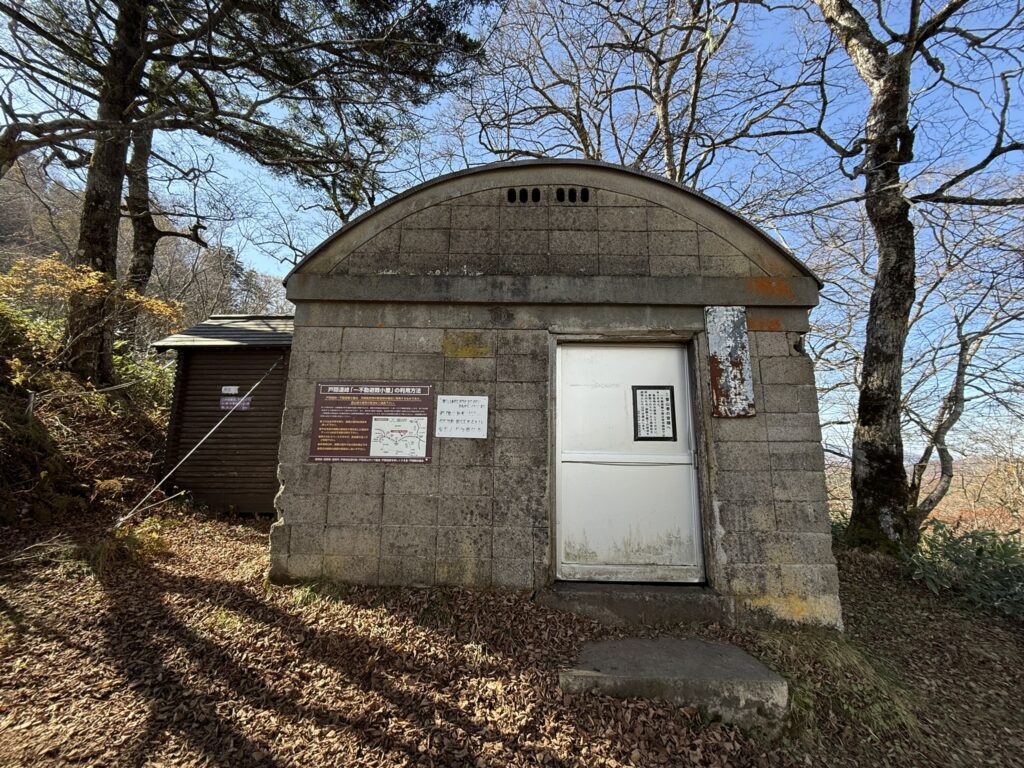 一不動避難小屋 小屋周りにベンチ(一不動避難小屋で撮影)