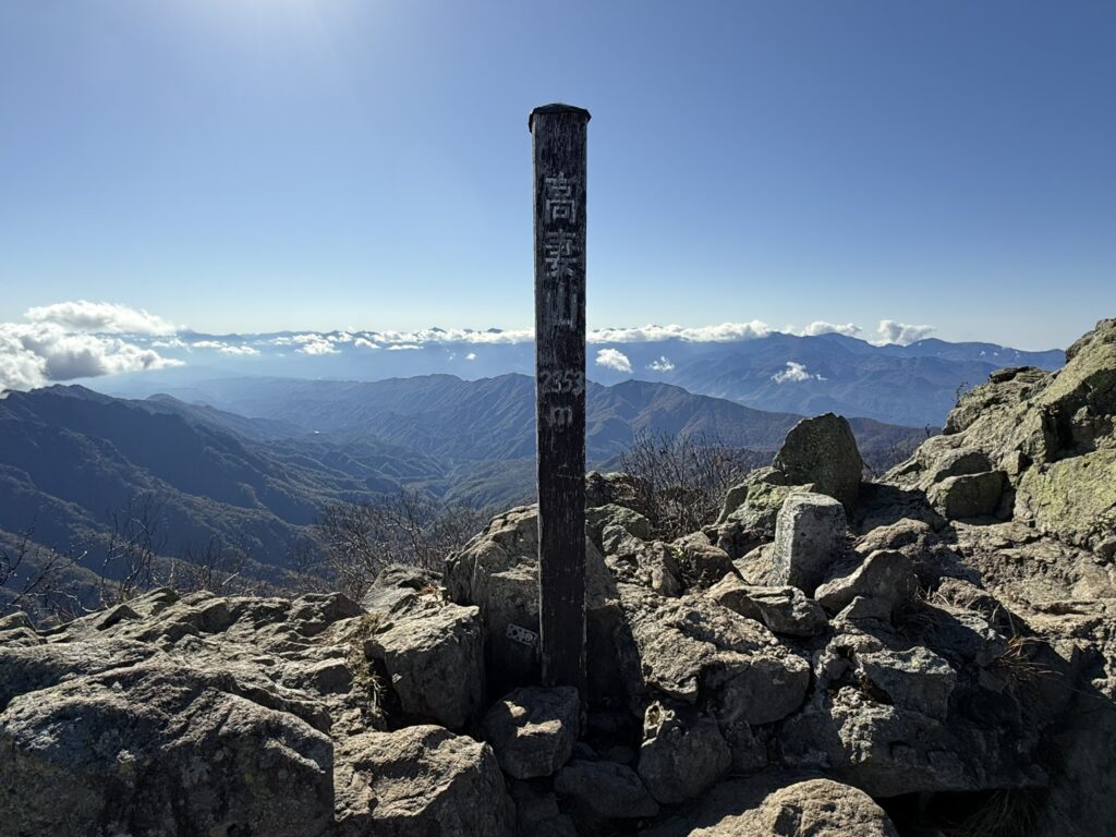 高妻山(標高2353m)登頂! 長かったぁ(高妻山山頂で撮影)