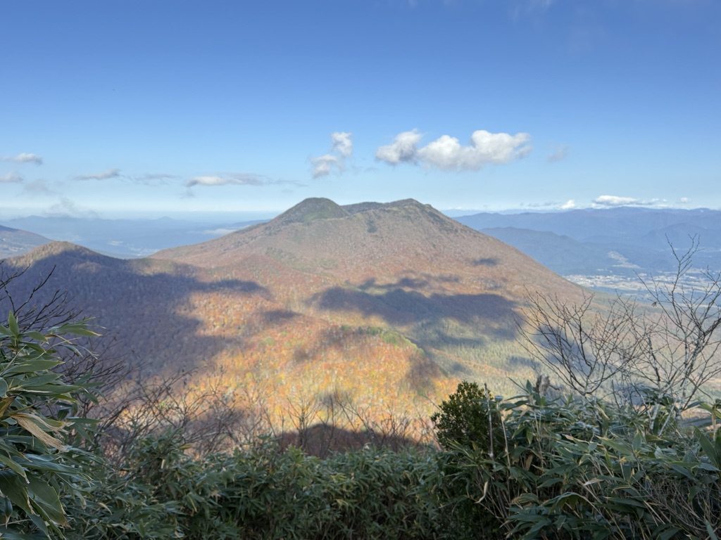 下山時に見える黒姫山 紅葉も相まって最高の景色!(高妻山山頂から六弥勒の間で撮影)