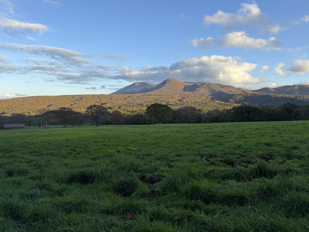 下山は午後4時を過ぎました(戸隠牧場から飯縄山を望む)