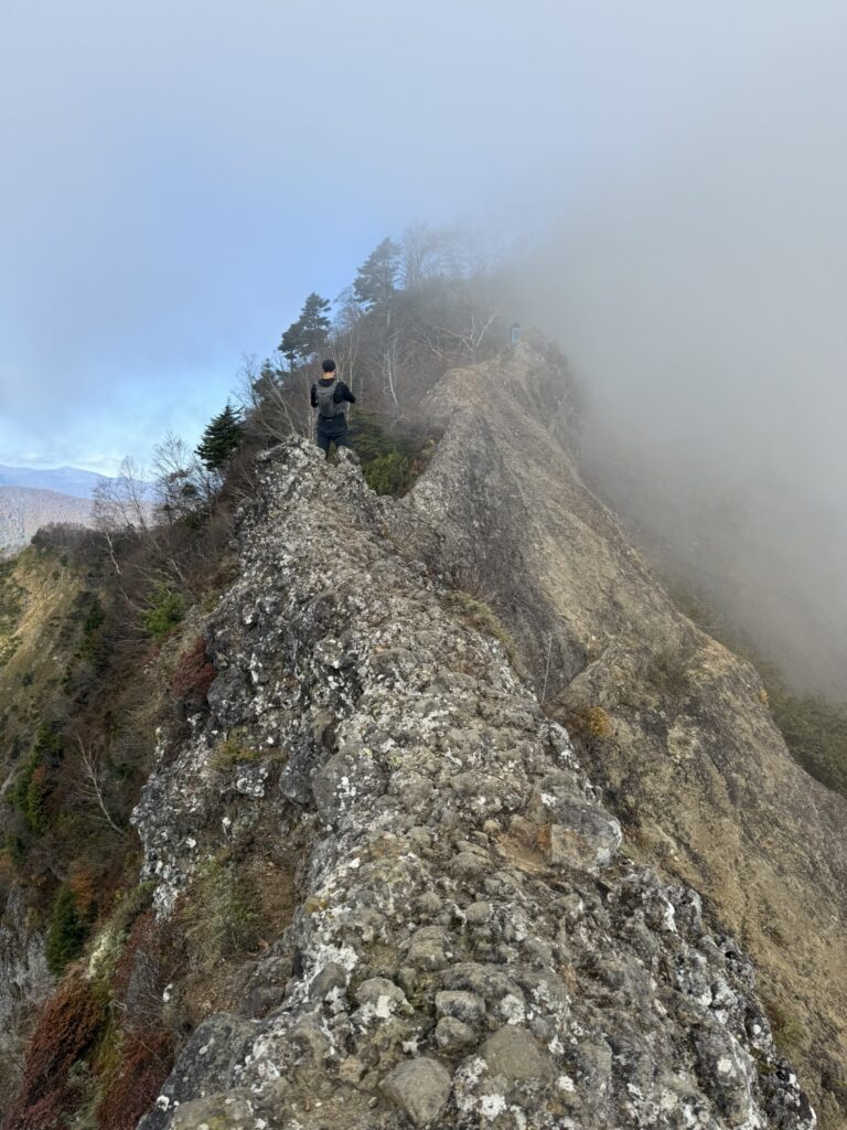 戸隠登山の核心部・蟻の塔渡り(戸隠山・蟻の塔渡りで撮影)