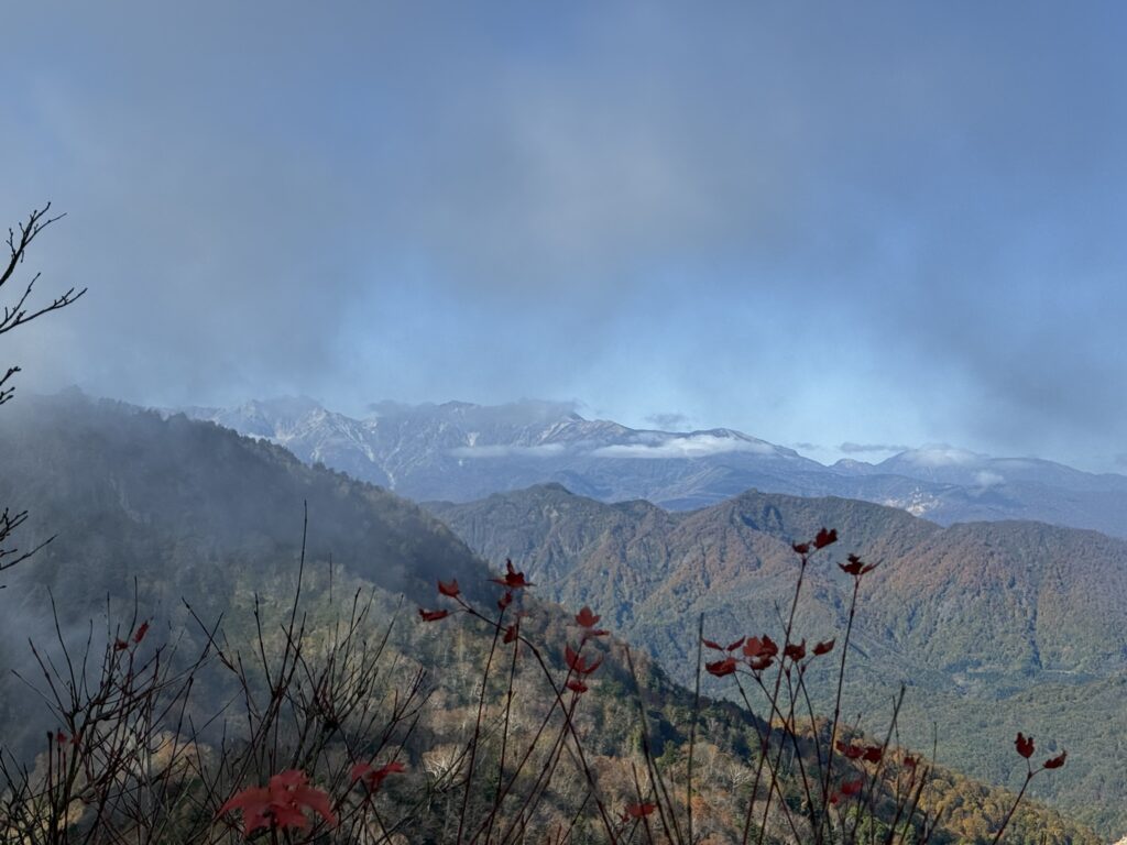 遠くに北アルプス・白馬岳(戸隠山山頂で撮影)