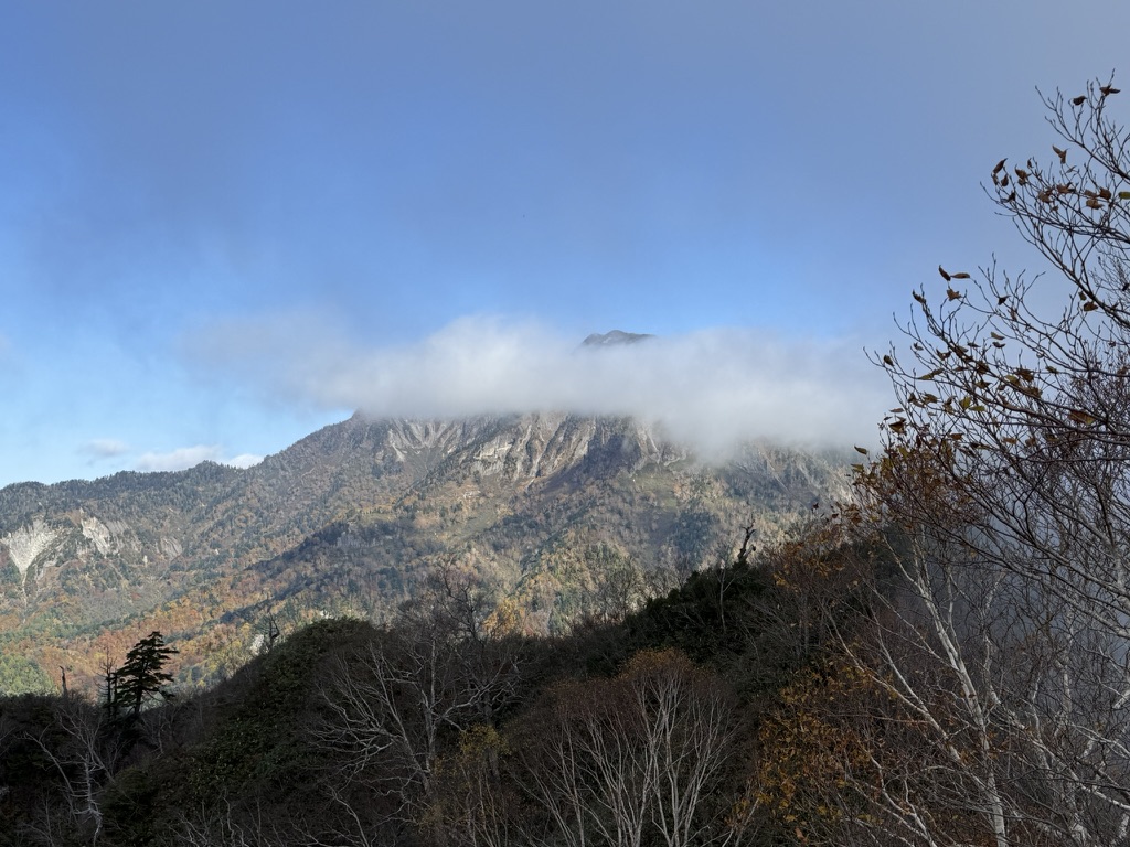 朝でも高妻山はガスに覆われていることが多い(戸隠山山頂付近で撮影)