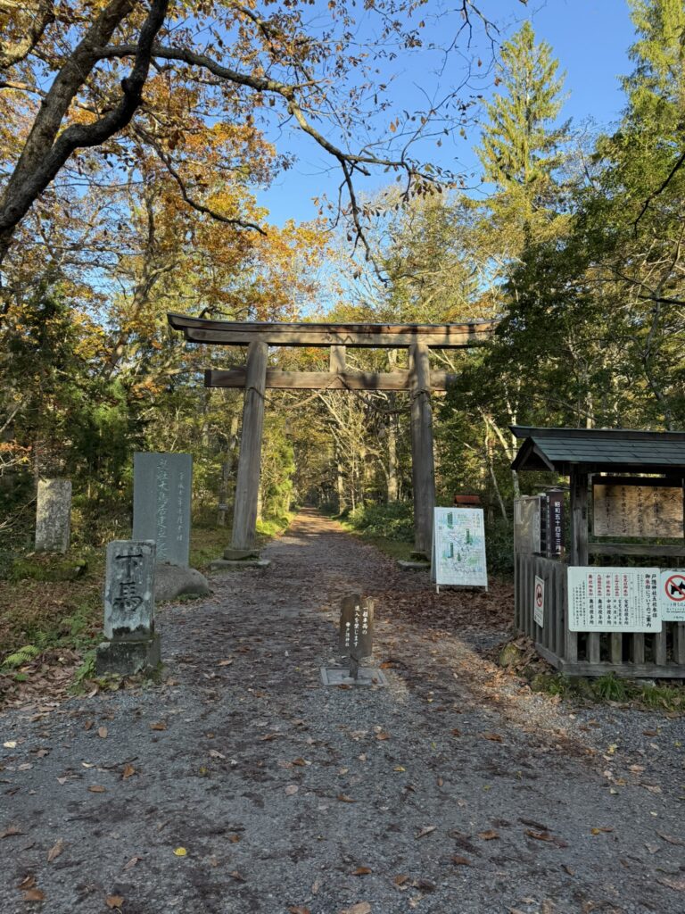 奥社の鳥居 ここから約20分参道歩き(戸隠神社奥社参道で撮影)
