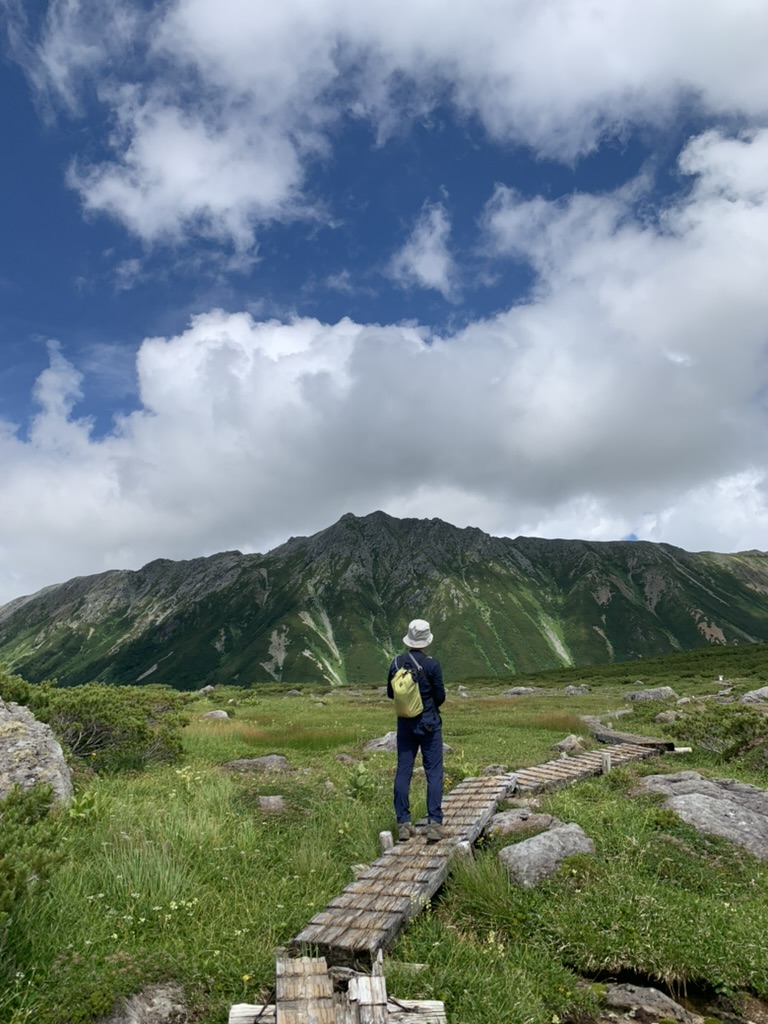こんな風景を見るために登ってます!(写真は雲ノ平から眺める水晶岳)