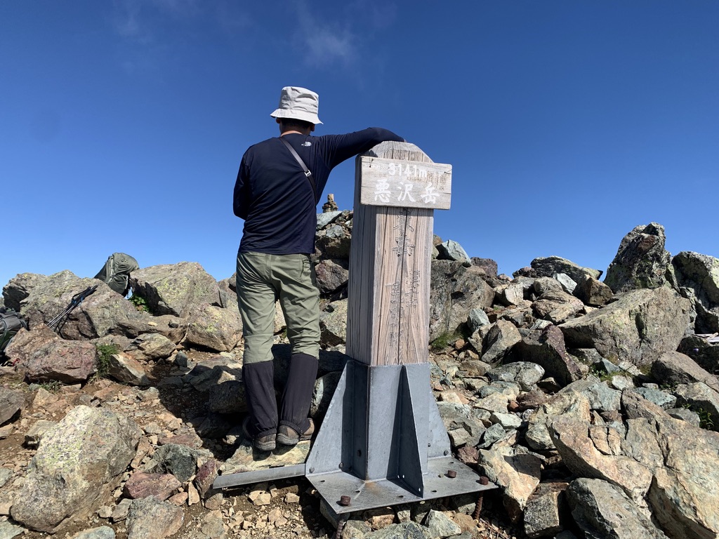 悪沢岳山頂での一コマ。 ゆる登山で天気最高!記憶に残る山行です。