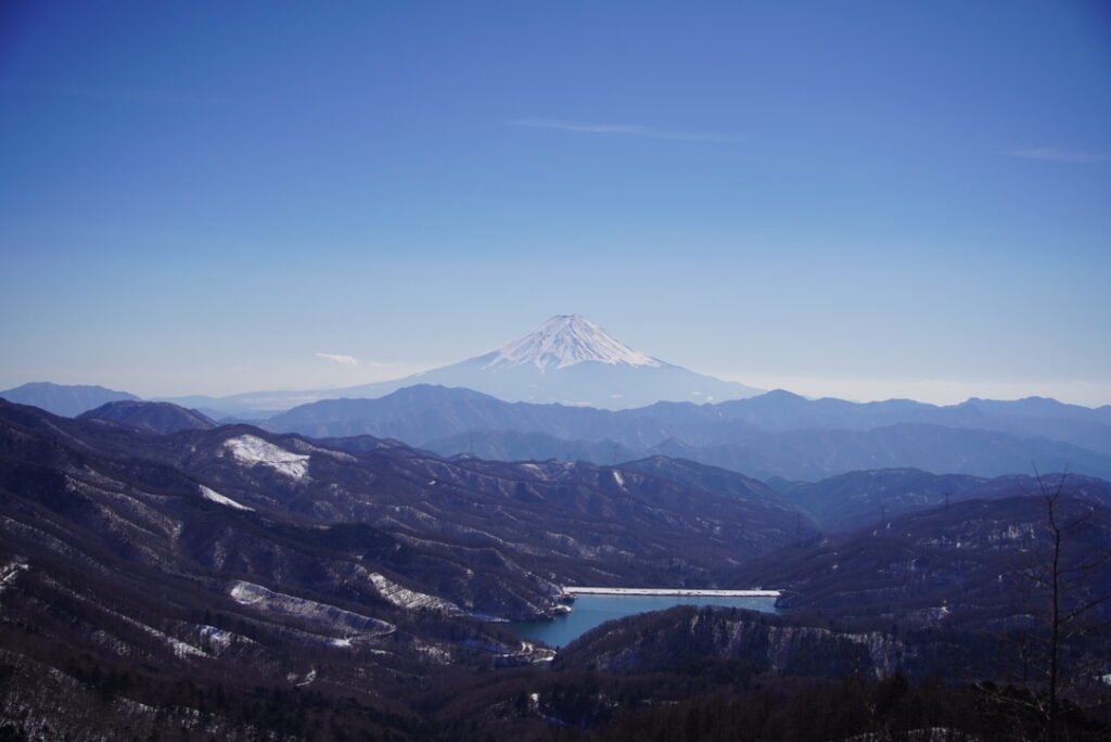 大菩薩嶺・雷岩から眺める冬の富士山 眼下には大菩薩湖。