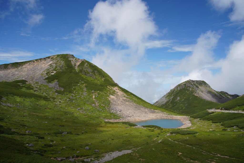 ラクに3000m級登山を楽しめる乗鞍岳 空の青と緑の山々、サイコー!(富士見岳から撮影)