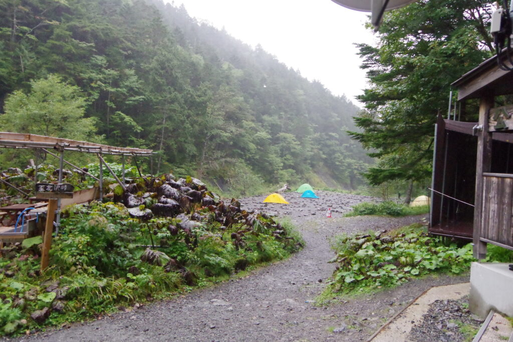 雨のテント場(長衛小屋)計画では甲斐駒ヶ岳登山でしたが。。雨には逆らえません。