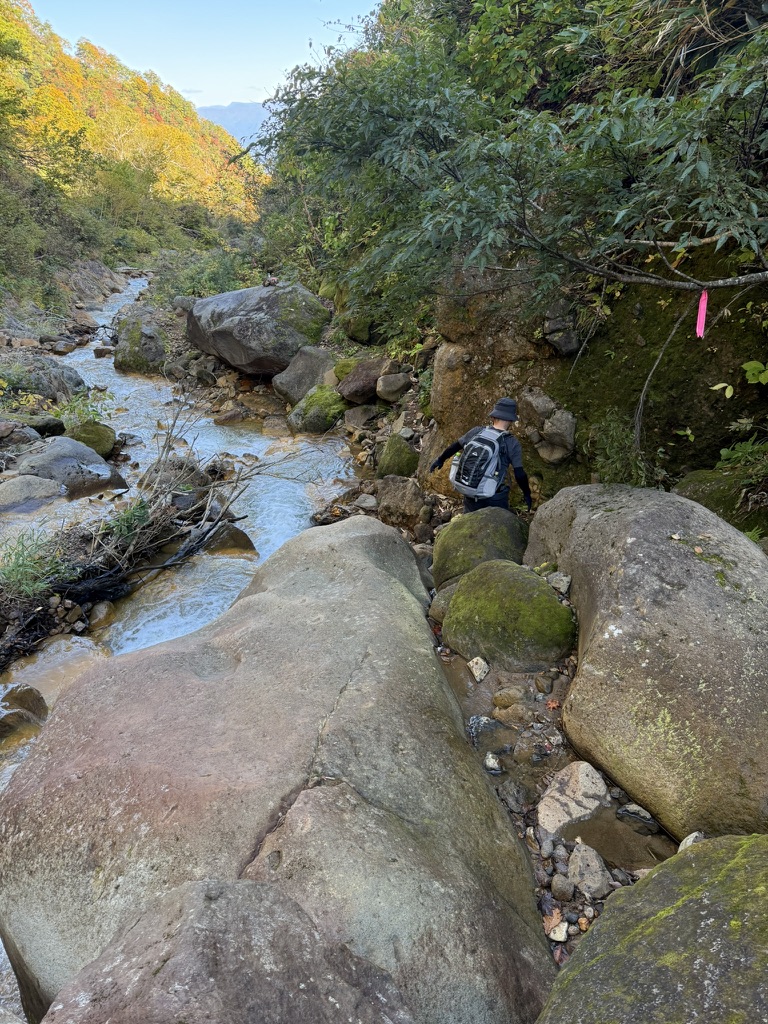 これらの岩も滑ります！同行者も滑りました⚠️（長助池から燕温泉の間で撮影）