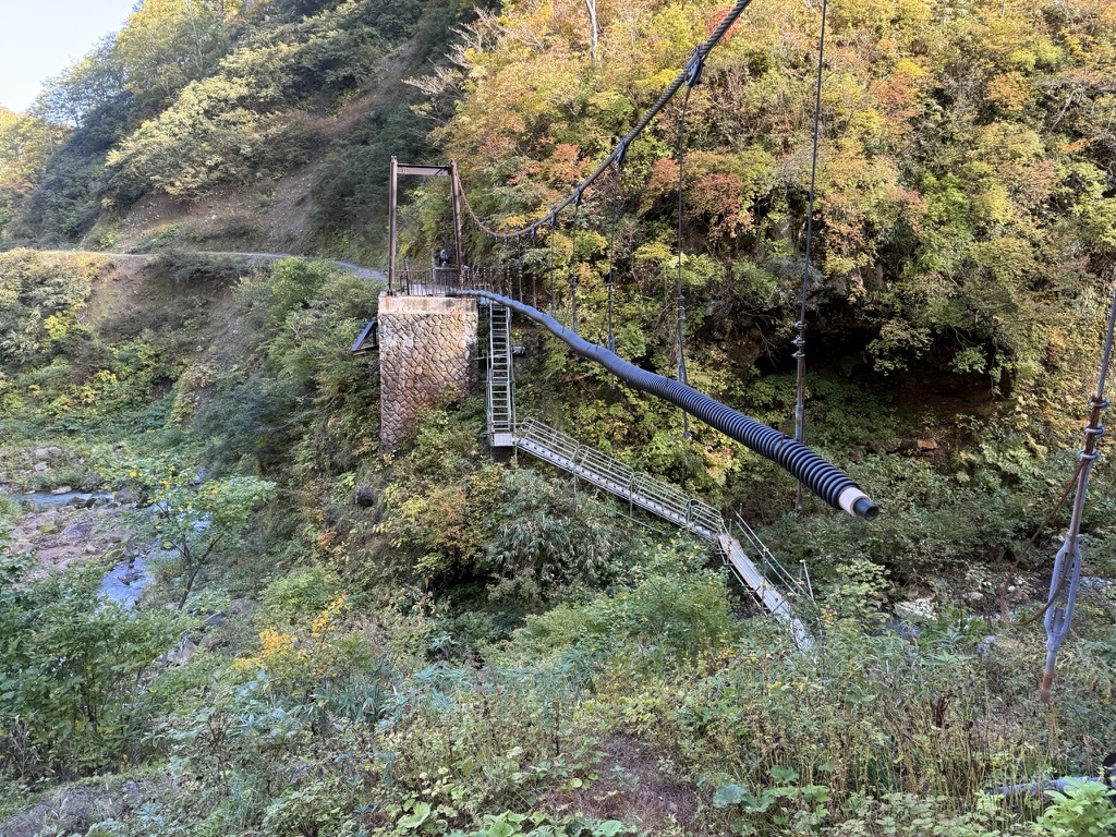 崩壊した吊り橋　はしごで下まで降って、仮設の橋を渡ります（長助池から燕温泉の間で撮影）
