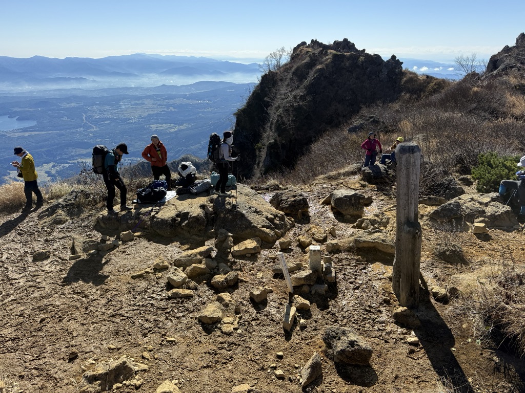 この日は外国人登山者も多く山頂は賑わってました（妙高山山頂で撮影）