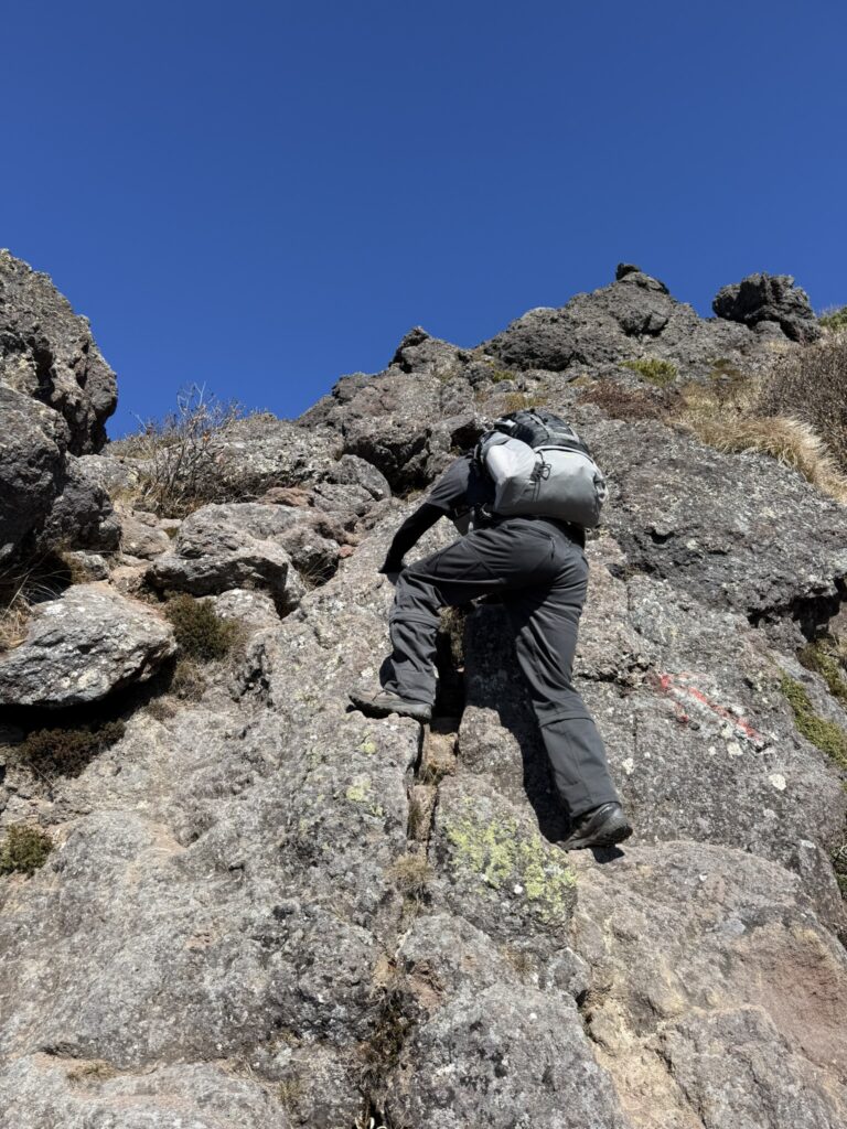 同行者も最後のひと踏ん張り！山頂を目指します（妙高山山頂付近で撮影）