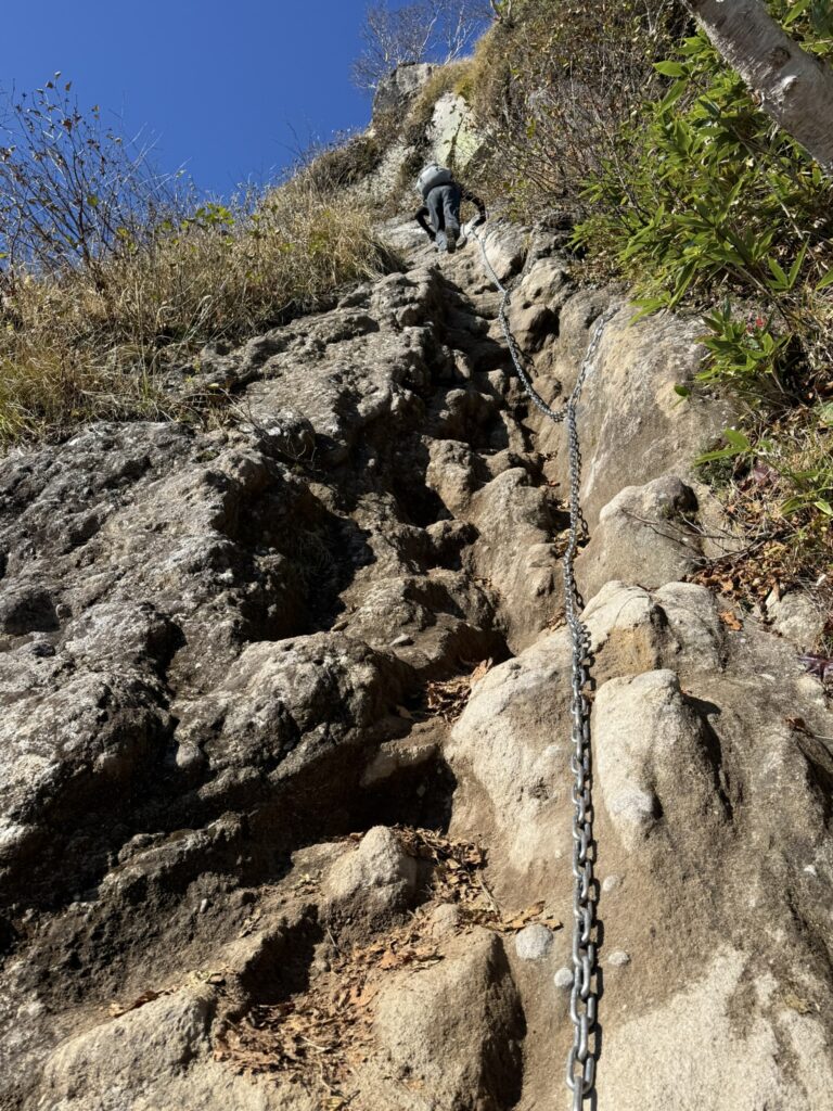 登りやすい岩と鎖（天狗堂から妙高山の間で撮影）　