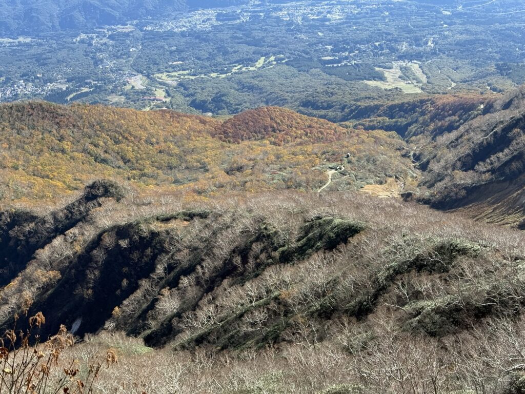 今まで歩いた道もしっかり見えます（天狗堂から妙高山の間で撮影）