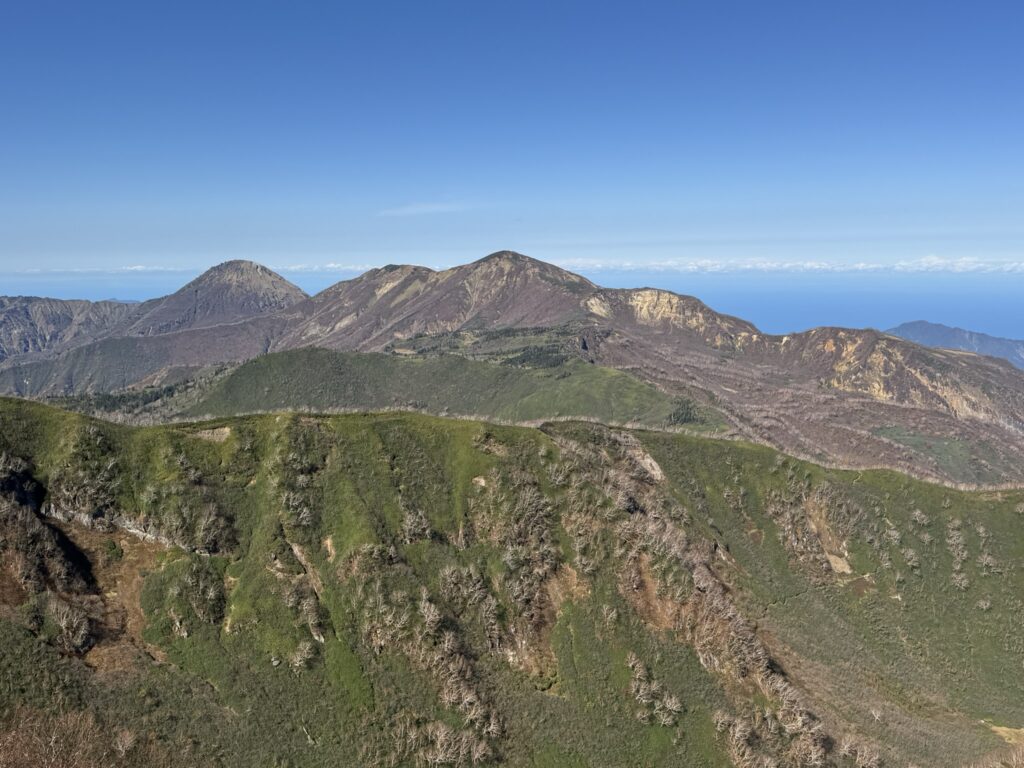 この年の6月に登った火打山　すっかり秋の装い　まんまるの焼山（左）にも行ってみたくなります☺️