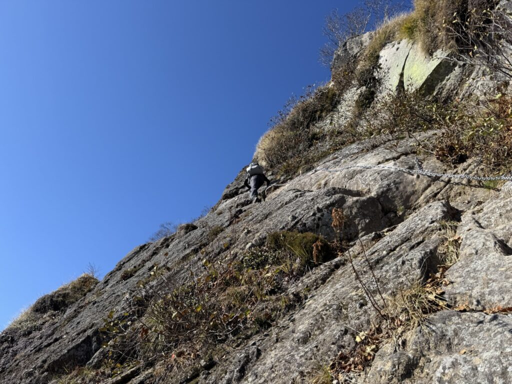 鎖のある岩場のトラバース　高度感あります（天狗堂から妙高山の間で撮影）