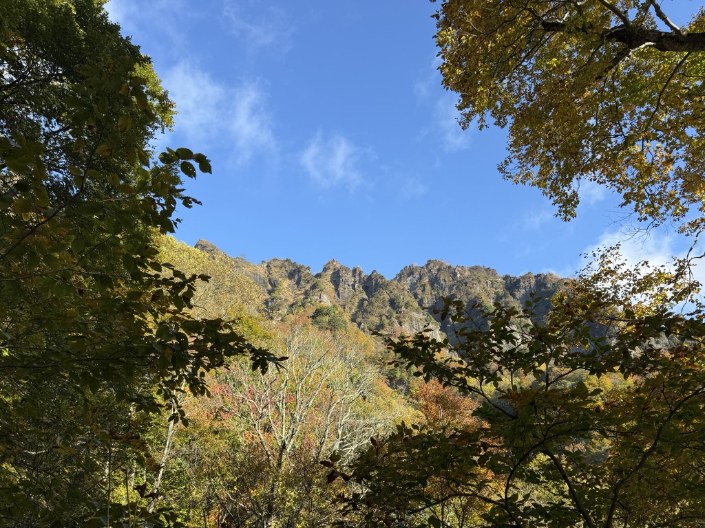 登山道から見上げる戸隠山の岩峰 ギザギザじゃん。。(戸隠神社奥社から戸隠山の間で撮影)