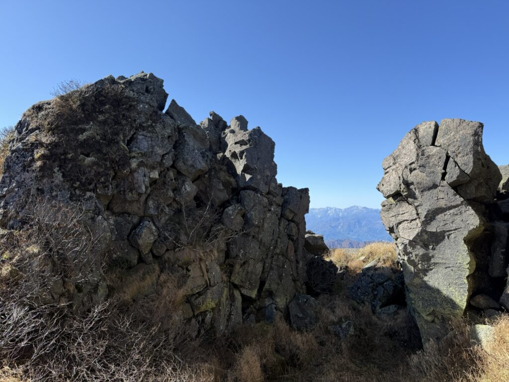 火山だけあってゴツゴツの岩がゴロゴロ。迫力があります（妙高山山頂で撮影）