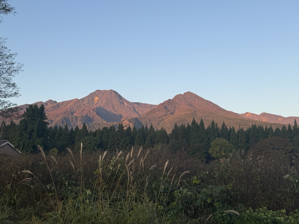 モルゲンロートな妙高山 登山口へ向かう途中、車を停めて撮影（妙高高原公園線で撮影）