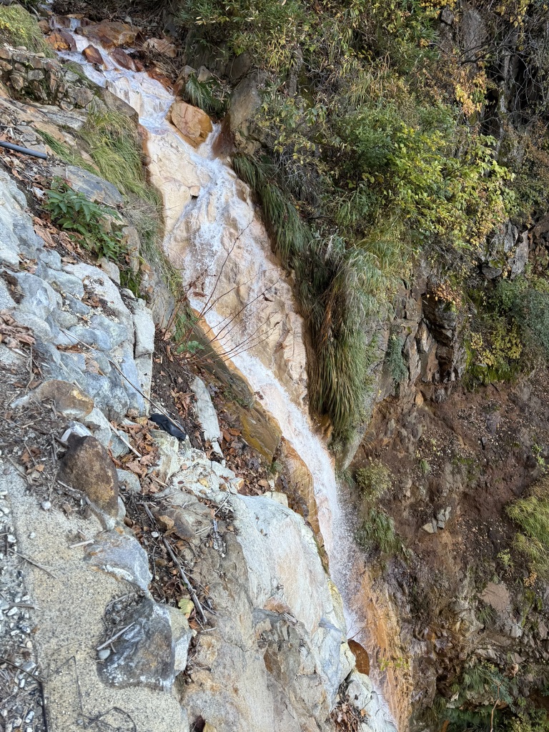 登山道は光明滝の真横スレスレ。。　上から見る滝は迫力あります！（光明滝付近で撮影）