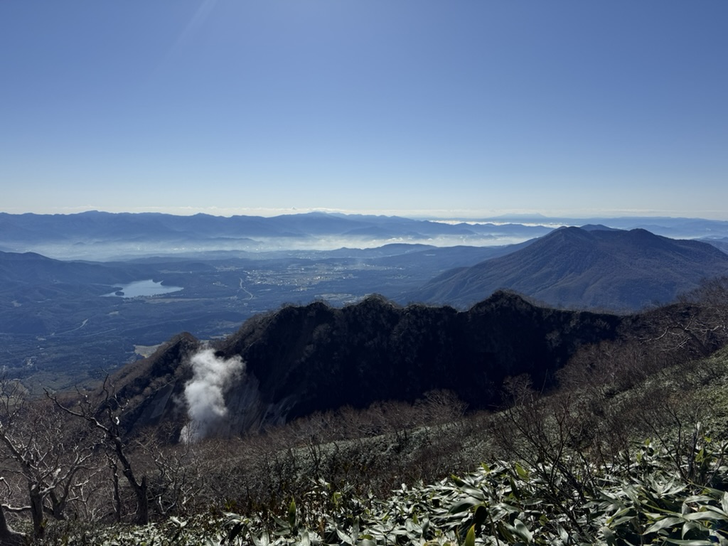 南地獄谷の噴煙と赤倉山　右は黒姫山（天狗堂から妙高山の間で撮影）
