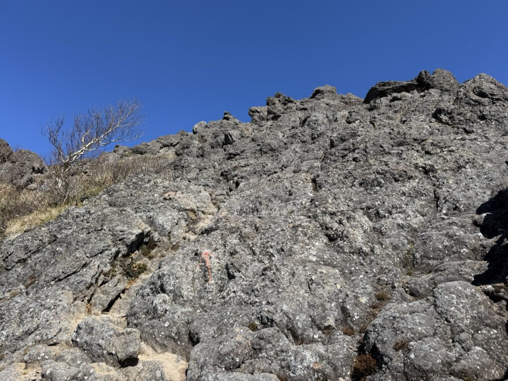 ゴツゴツした岩だらけ　ペンキマークを頼りに登ります（妙高山山頂付近で撮影）