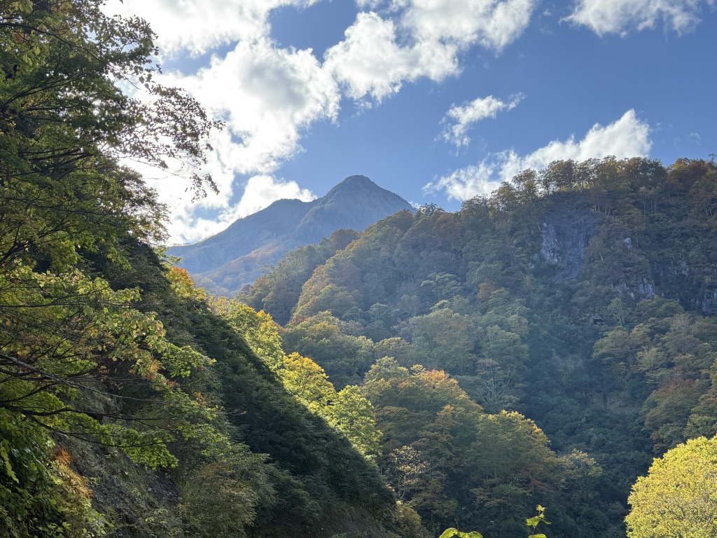 麓から見る妙高山　あそこまで登ったのか〜！（長助池から燕温泉の間で撮影）