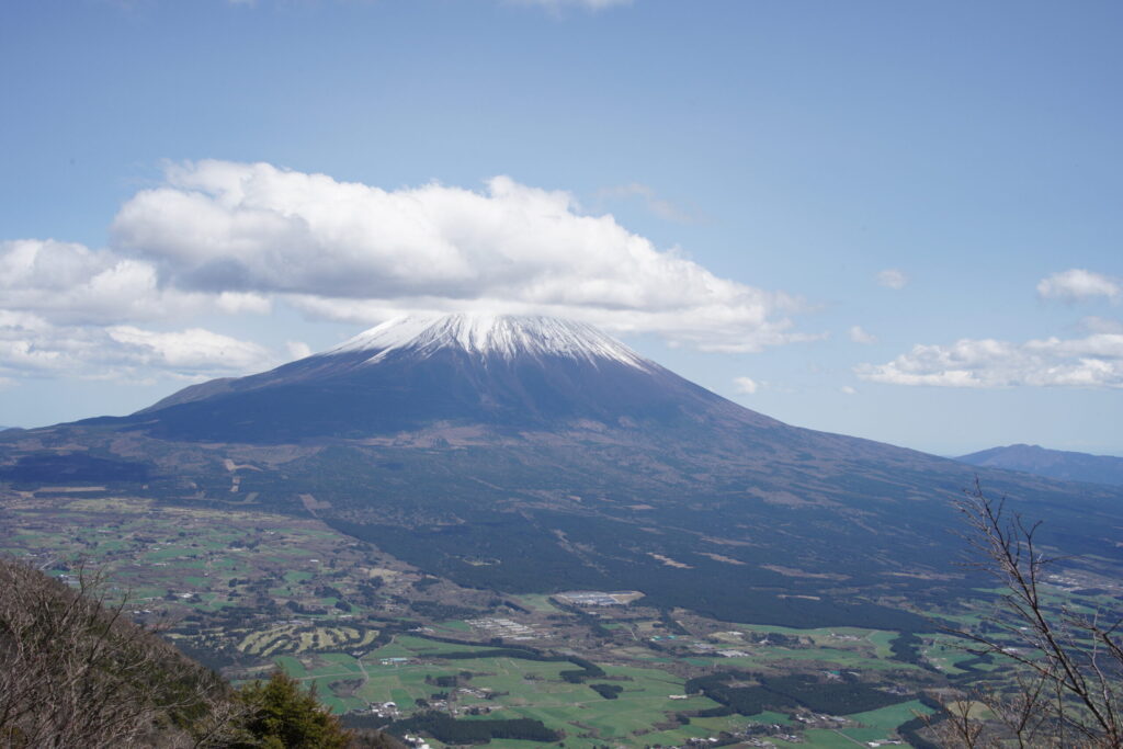 毛無山の山頂から眺める富士山 雲が残念ですね😭(毛無山山頂で撮影)
