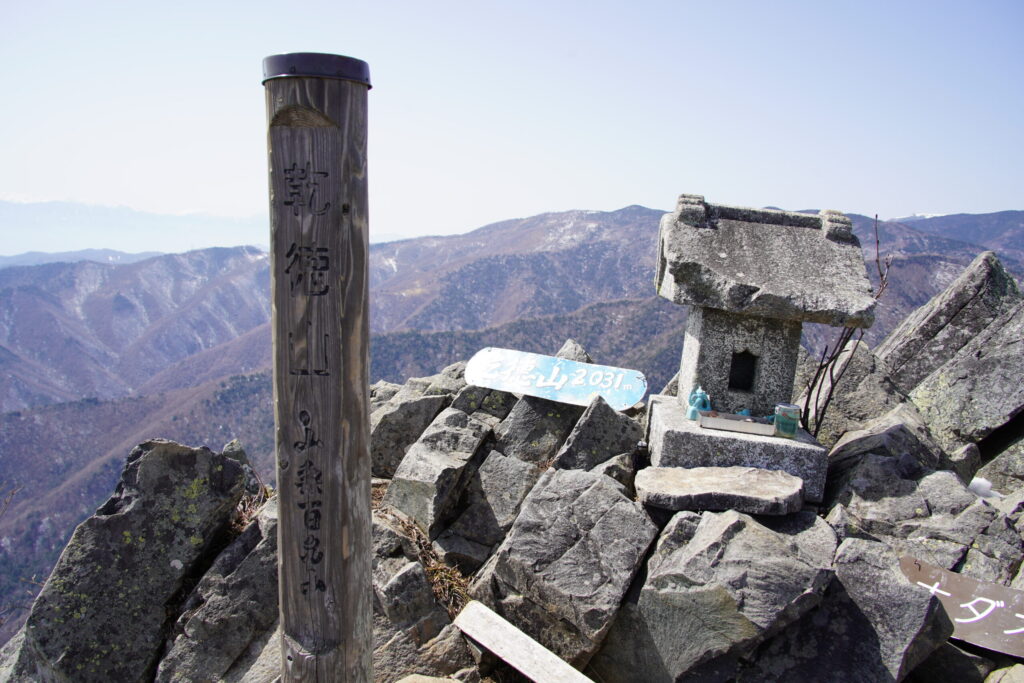 山梨県にある乾徳山 ここも二百名山でした(乾徳山山頂で撮影)