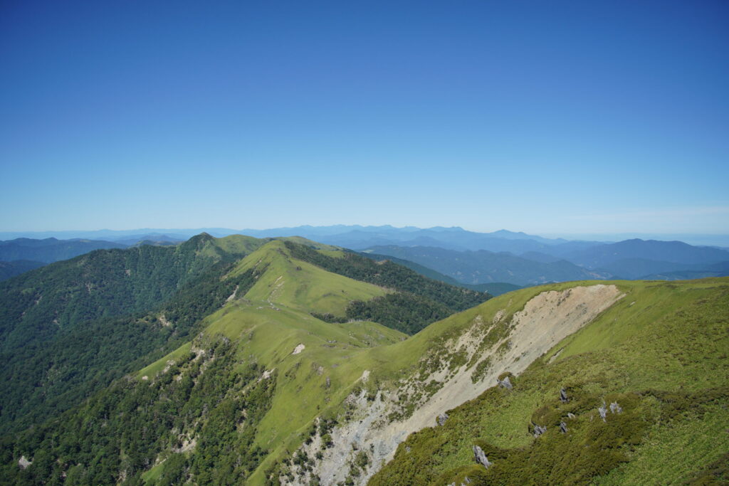 三嶺の西側・天狗塚方面の稜線 美しすぎます☺️(三嶺山頂付近で撮影)