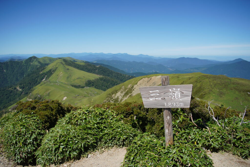 三嶺山頂 東には天狗塚へ続く稜線が見える(2020年撮影)