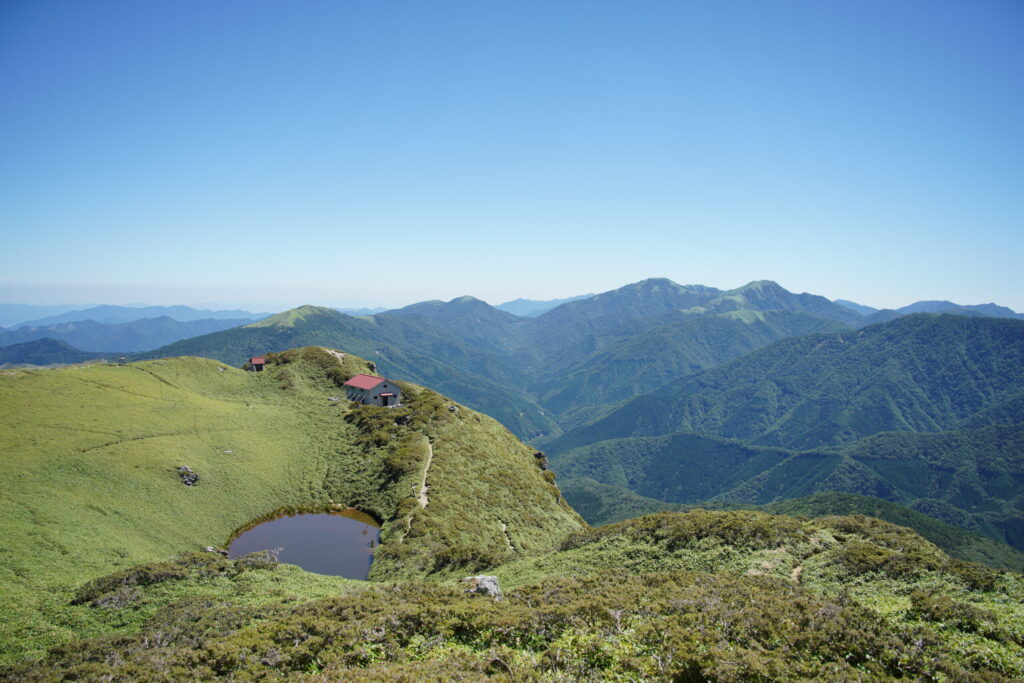 三嶺ヒュッテと池 画面右には剣山と次郎笈(三嶺山頂付近で撮影)