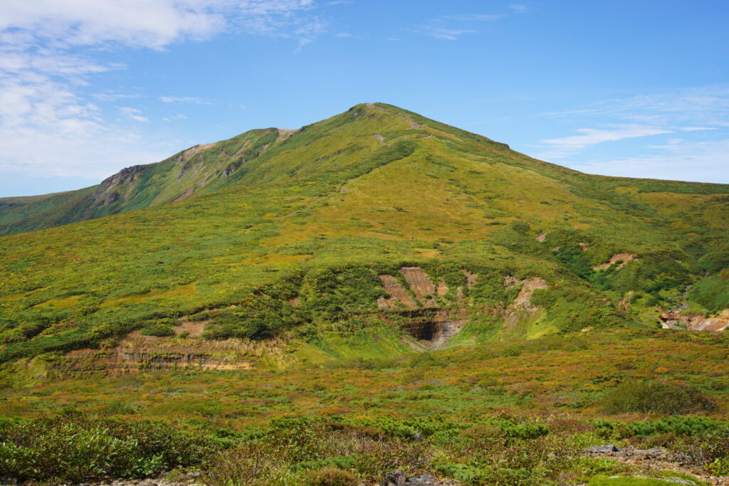 東栗駒山から見る栗駒山 たおやかな稜線が良いですね☺️(東栗駒山で撮影)