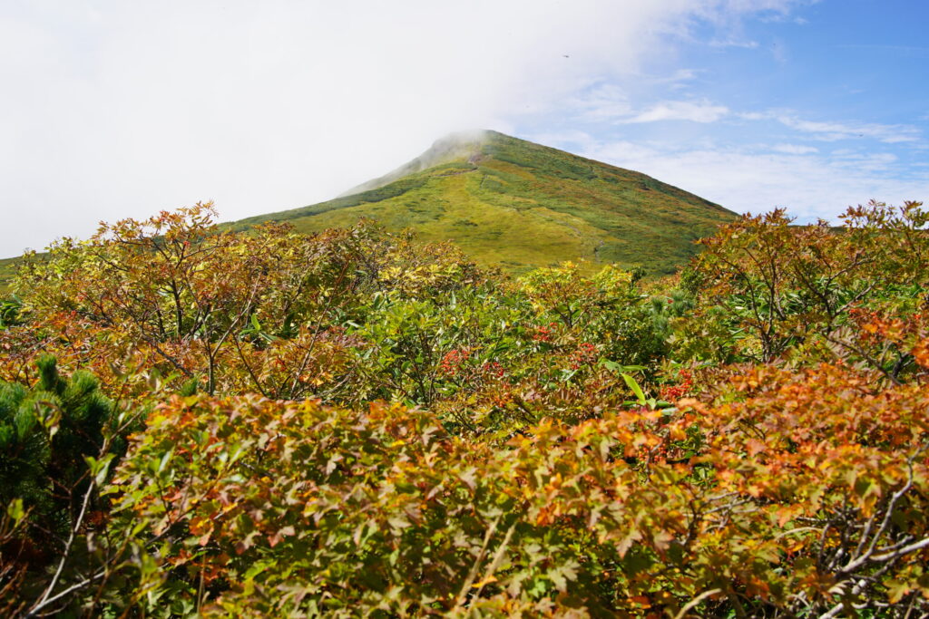 紅葉はじめの栗駒山