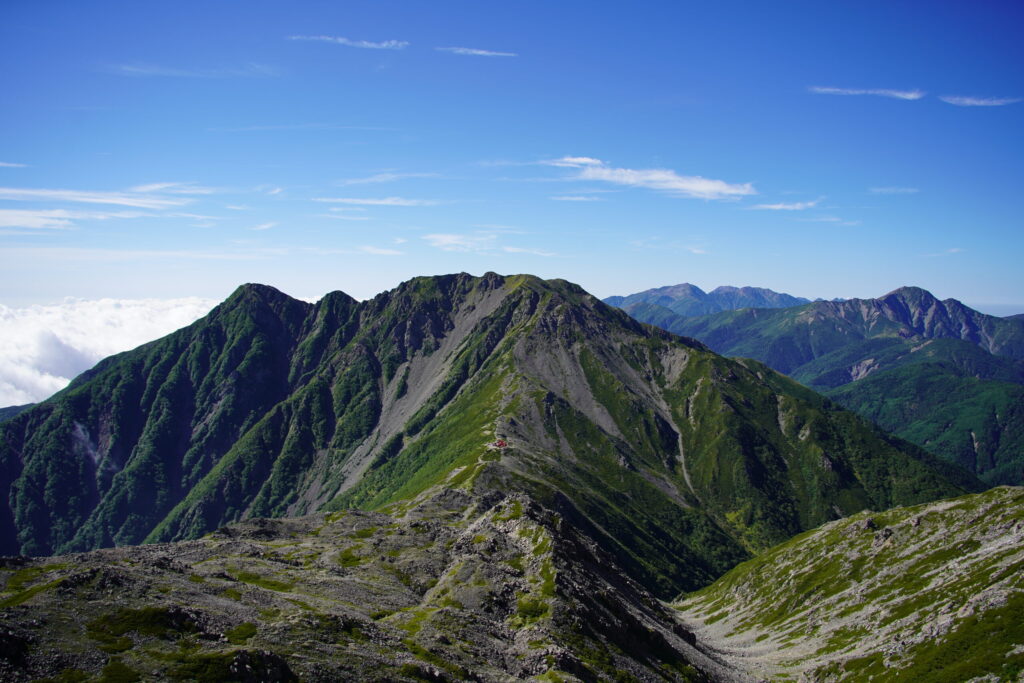 間ノ岳から見る農鳥岳への稜線 画面中央には農鳥小屋(間ノ岳で撮影)