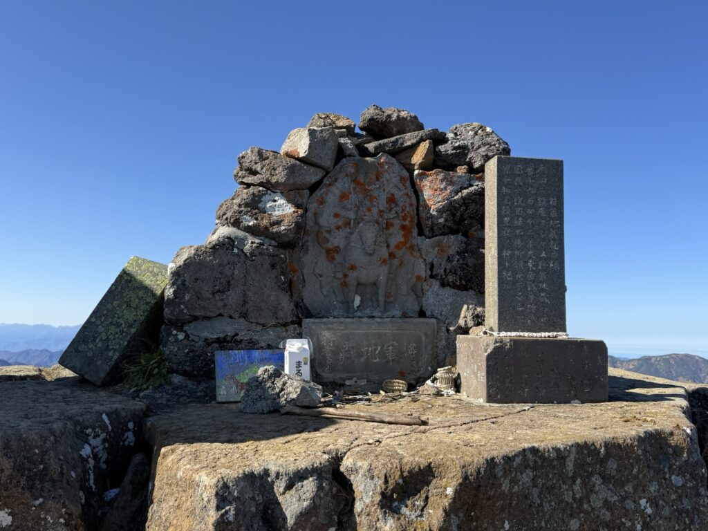 妙高山・南峰にある妙高大神（妙高山山頂で撮影）