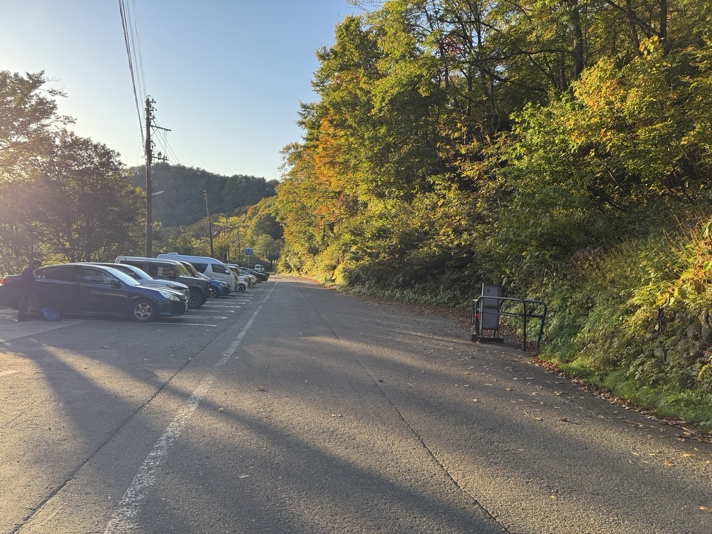 秋晴れ予報のせいか、平日でも混雑気味。みんな登りたいですよね〜（車は７割方埋まっている燕温泉駐車場で撮影）